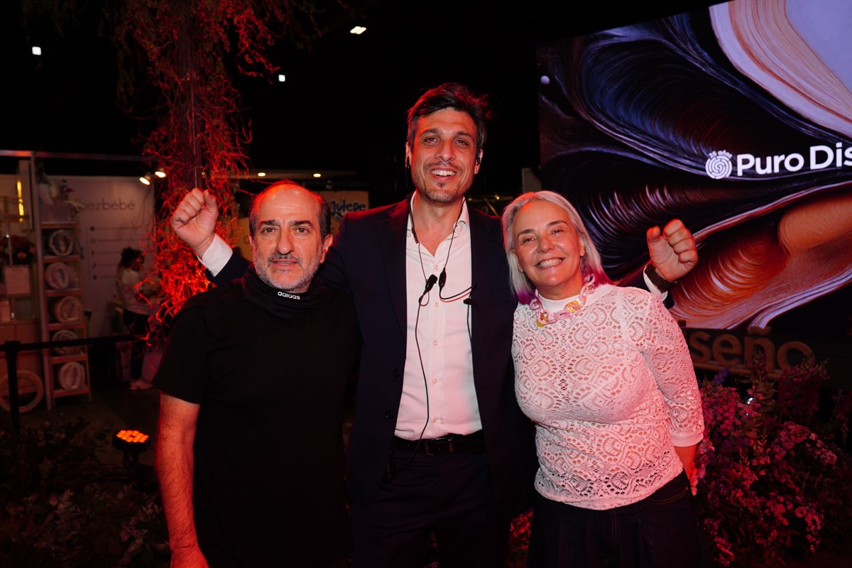 Integrantes del comité curador de La Feria: Juan Martín Cutro, director de para ti DECO y editor de Puro Diseño, y Luz Arias, diseñadora de joyas, con Matías Rosado. 