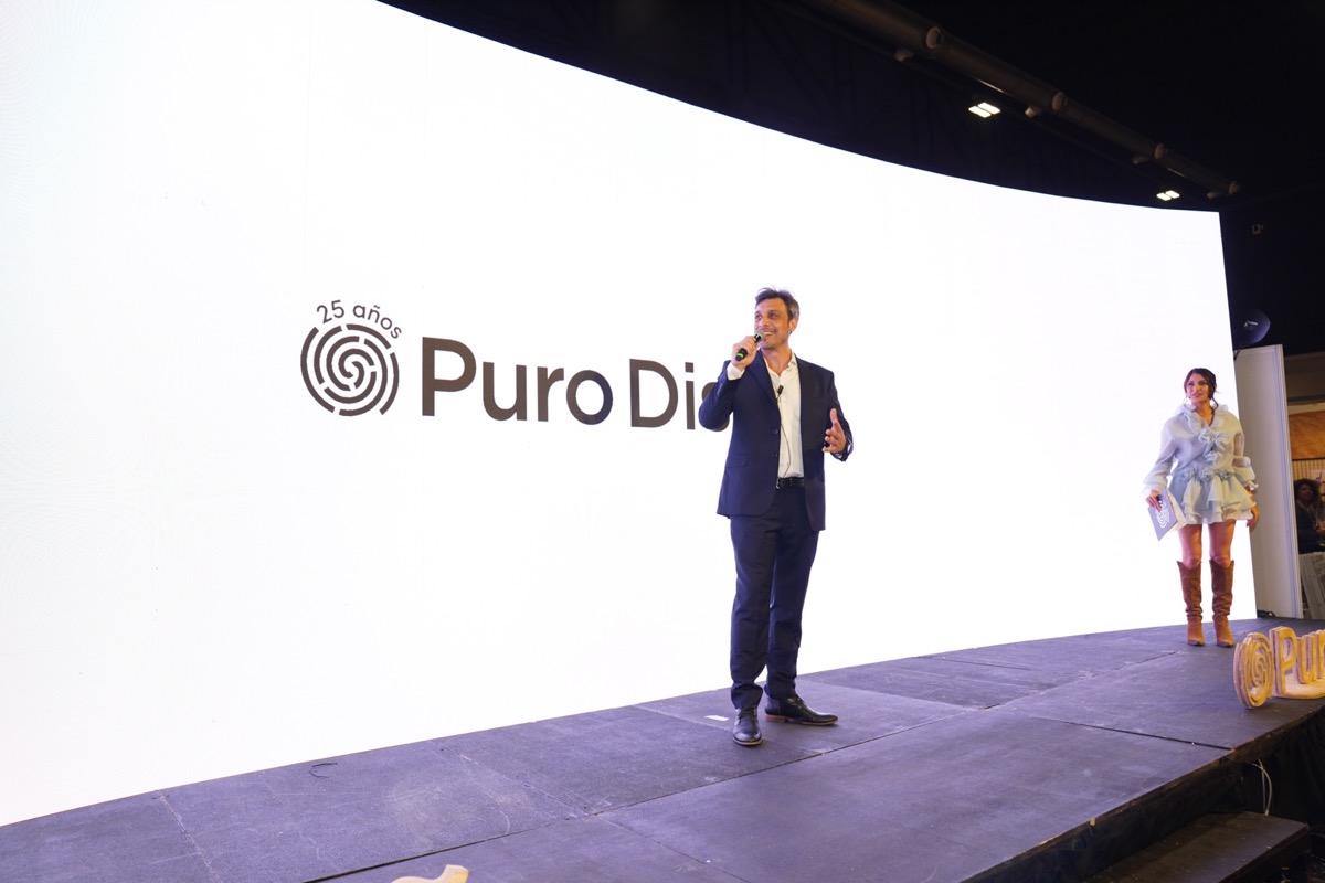 Matias Rosado en el escenario junto a Lara Simone, la conductora de los eventos de Puro Diseño. 