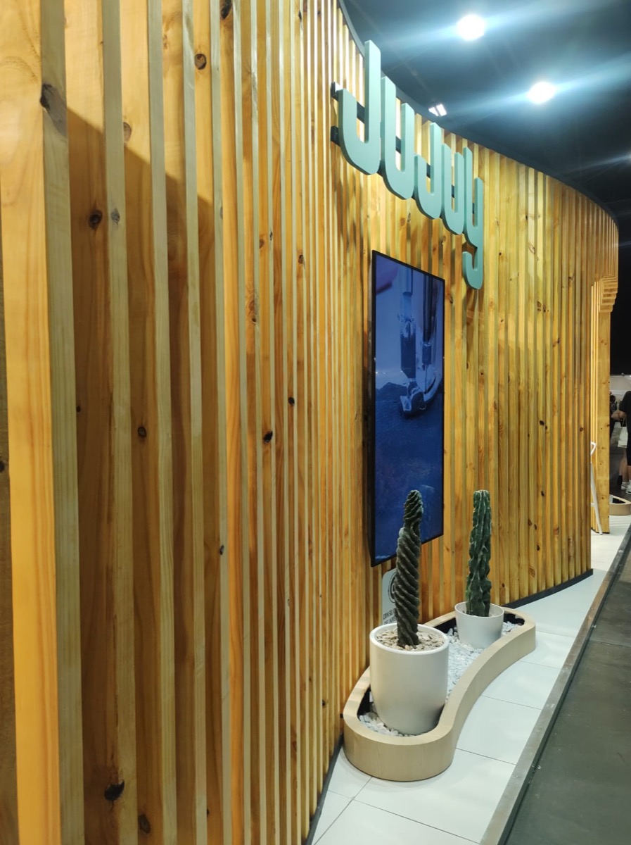 Perfill que refleja la sutileza del diseño en maderas en siluetas sinuosas del stand de Jujuy. 