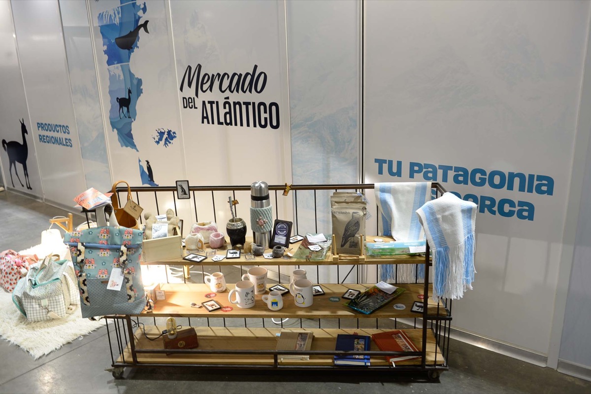 El recorrido por el Pabellón Ocre de La Rural nos lleva hasta el Mercado del Atlántico y el espacio de Caleta Olivia que expresa el talento y visión de diseño con perspectiva patagónica.