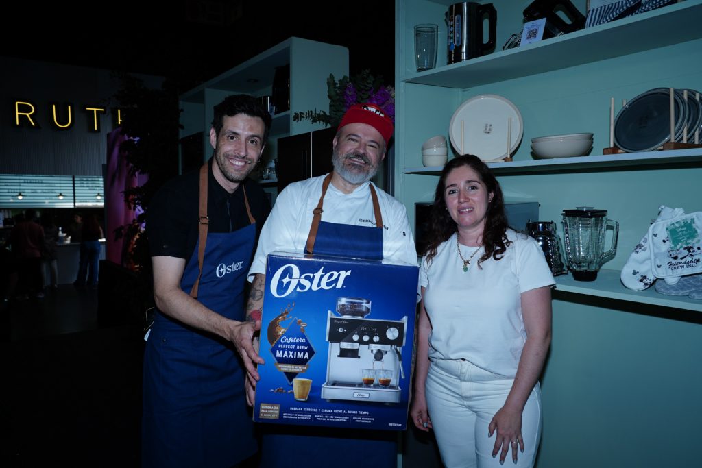 La ganadora del sorteo junto a los chefs.