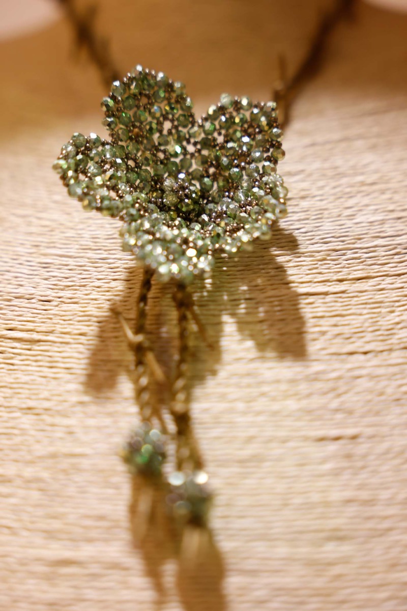 El collar flor de cristales de Celedonio Lohidoy. 