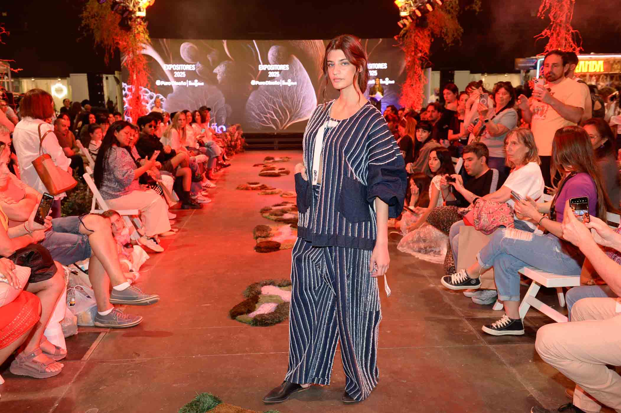 La pasarela de Expositores del sábado reafirmó que el diseño argentino late con fuerza propia. 