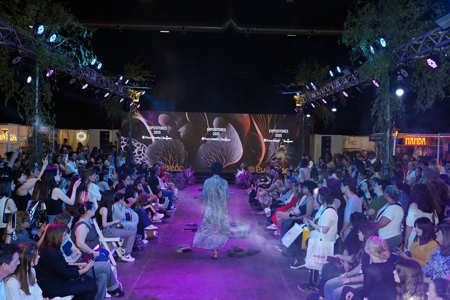 Una multitud vio el primer Desfile de Expositores de Feria Puro Diseño by Sinteplast 2025.
