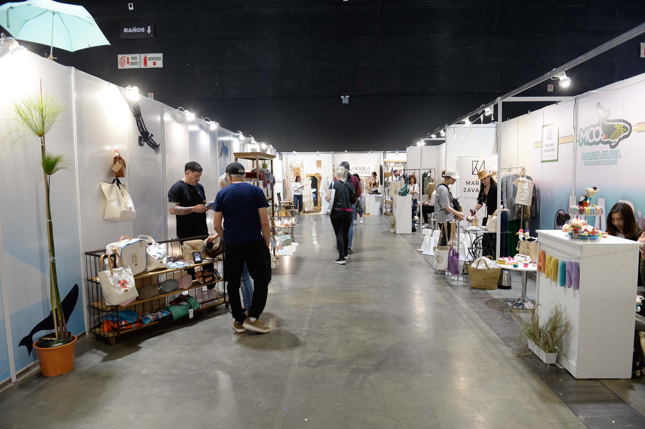 El pasaje del Mercado del Atlántico y Caleta Olivia en la Feria Puro Diseño by Sinteplast 2025. 