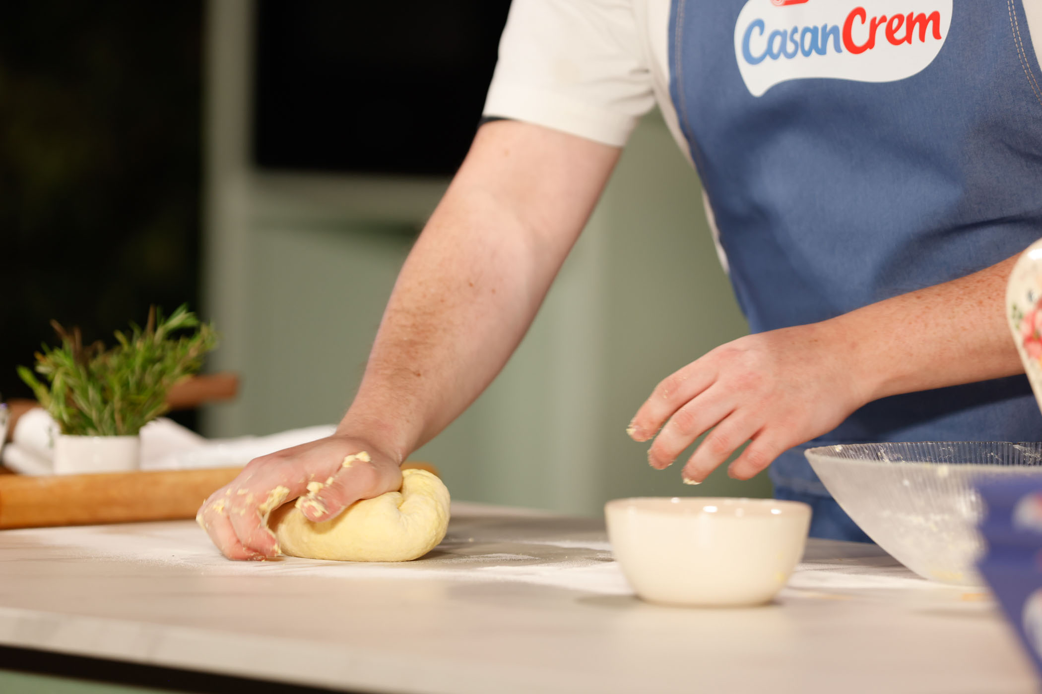 Gonzalo compartió el paso a paso para lograr una masa suave y rica con Casancrem.