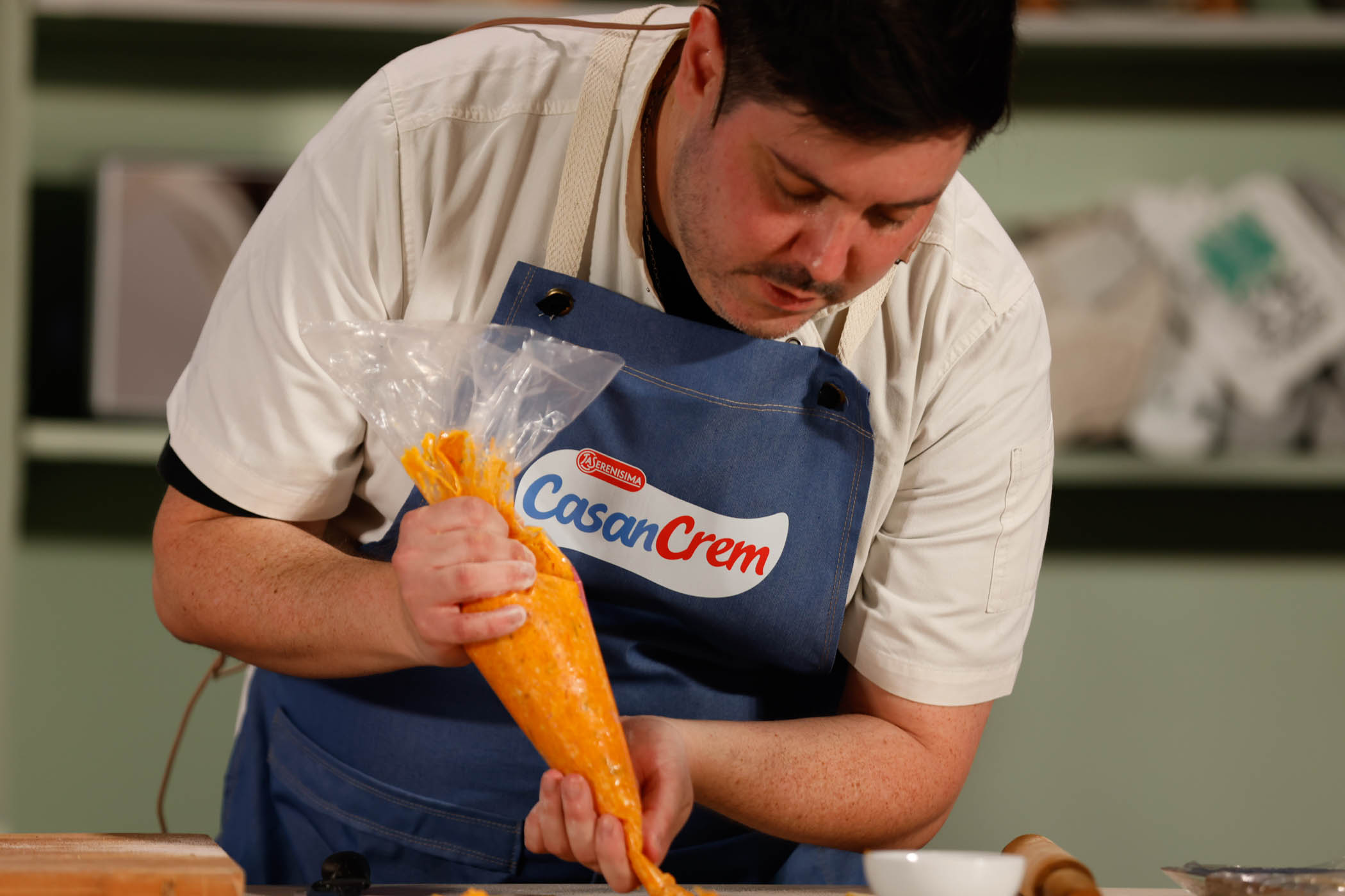 Una vez listo el relleno, es hora de dar forma a los capelettini.