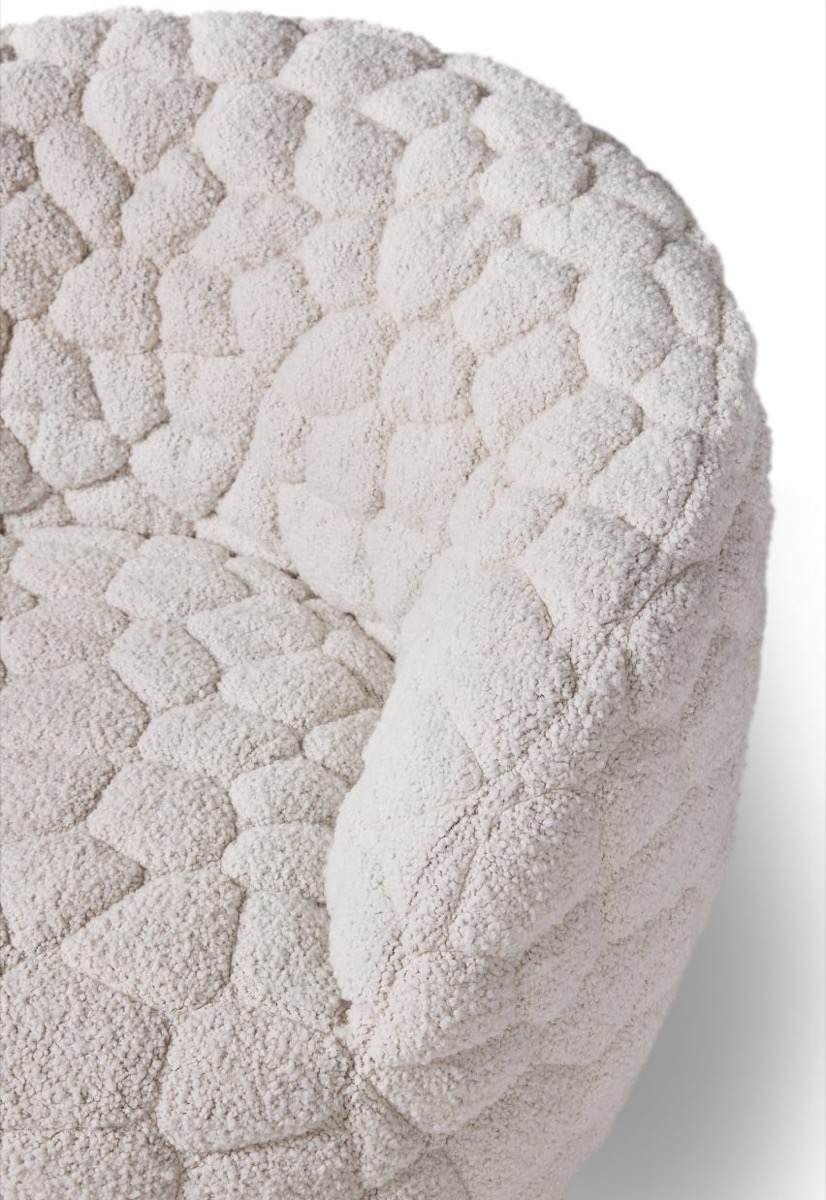 Curvas suaves, materiales nobles... y una historia: The Introvert Chair de Robie Williams. 