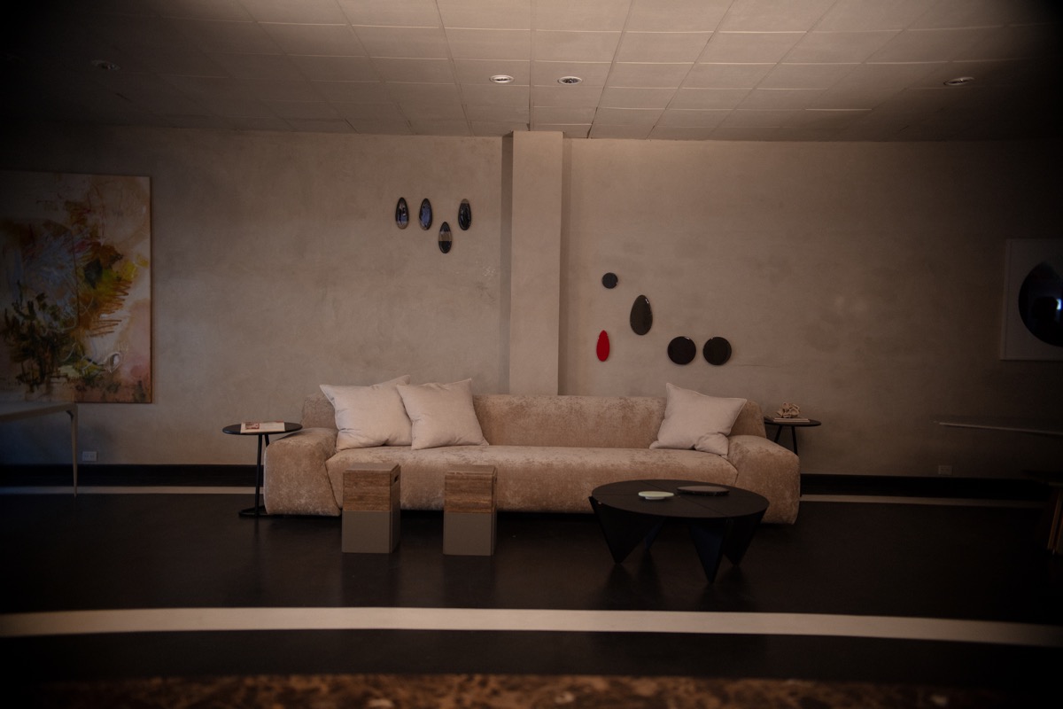 Desde su estudio en Recoleta, Llambías propone un nuevo modo de habitar los objetos.