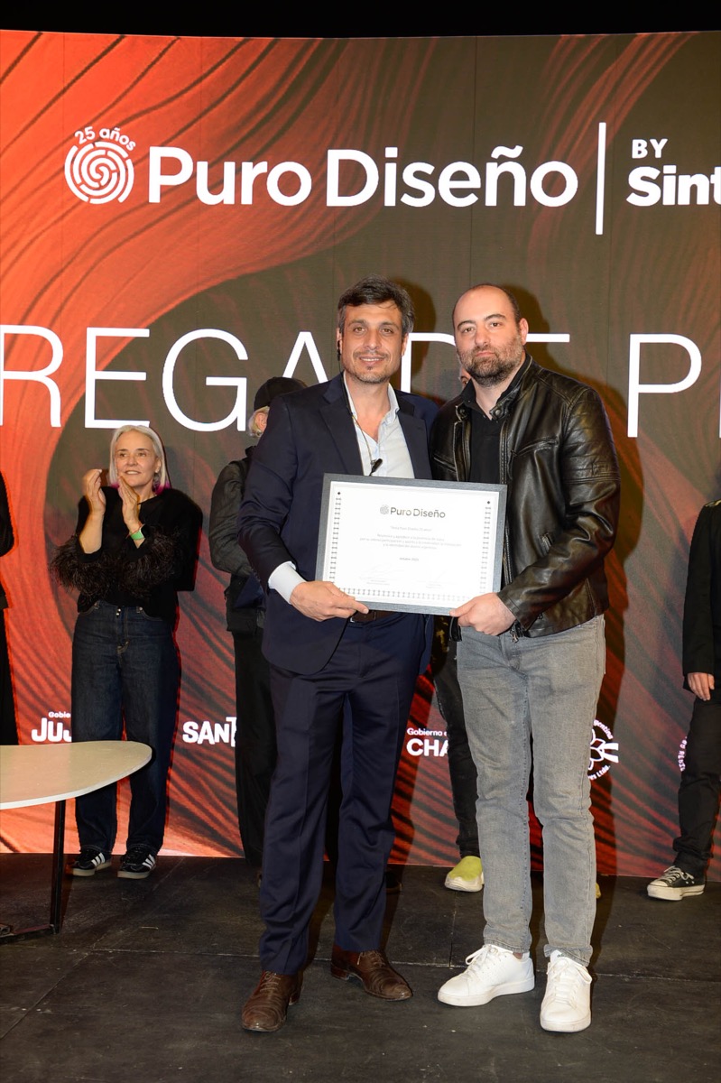 Matías Rosado entrega a Pablo Matteoda, del Equipo de Agencia de Comercialización del Ministerio de Desarrollo Económico y Producción de Jujuy -además de diseñador del stand- el diploma por la presencia destacada de la provincia en Feria Puro Diseño by Sinteplast 2025.