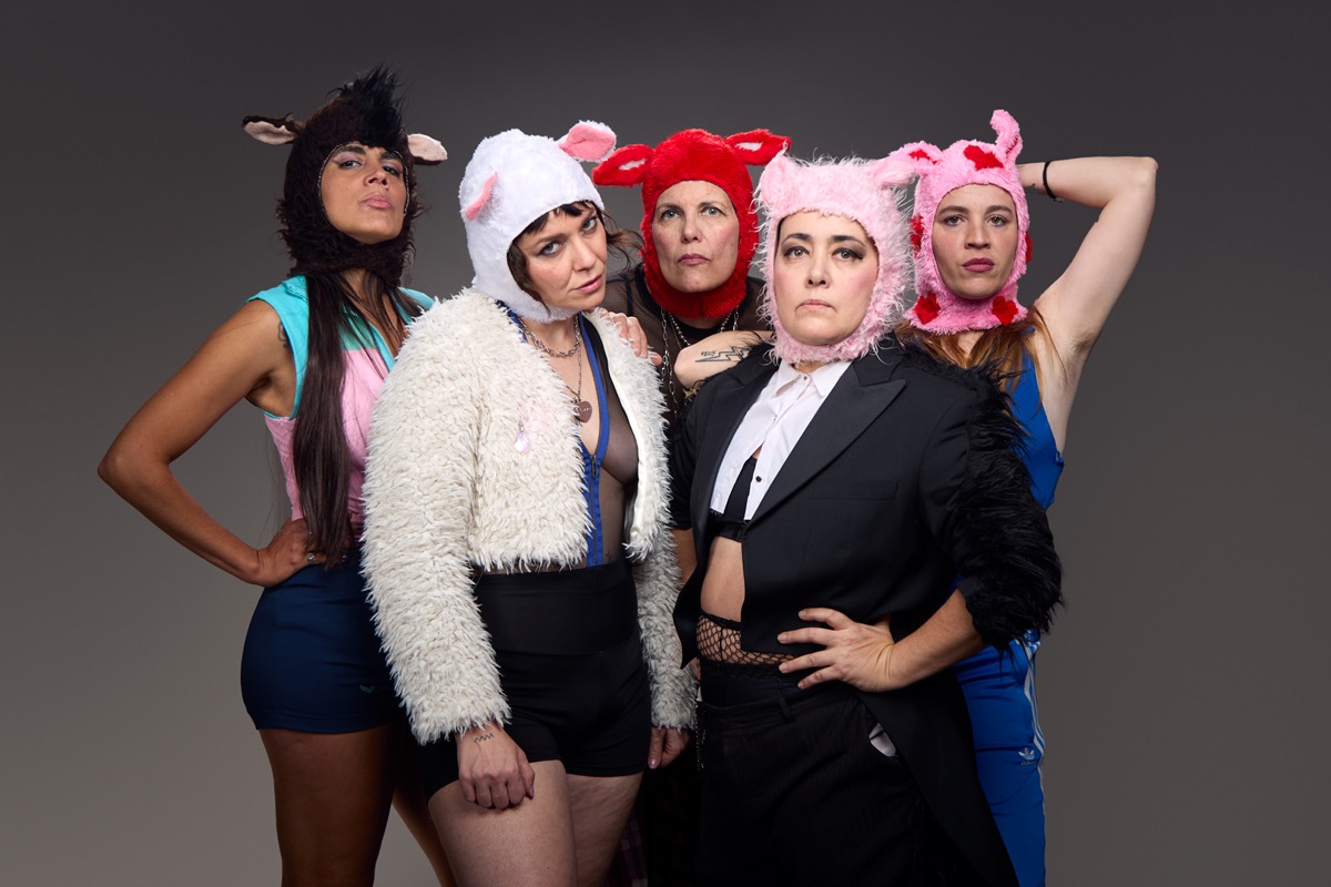 Desde sus inicios, Pequeño Bambi se ha movido entre el arte contemporáneo y el rock.  