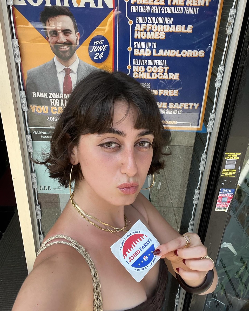 Ella es Rama Duwaji, la artista detrás del triunfo visual de Zohran Mamdani en Nueva York.