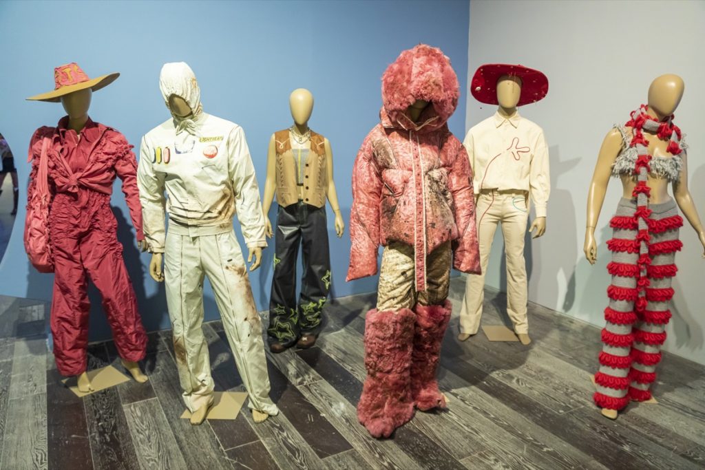 La colección de moda inspirada en Toy Story, presentada en Shanghai Fashion Week 2025. 