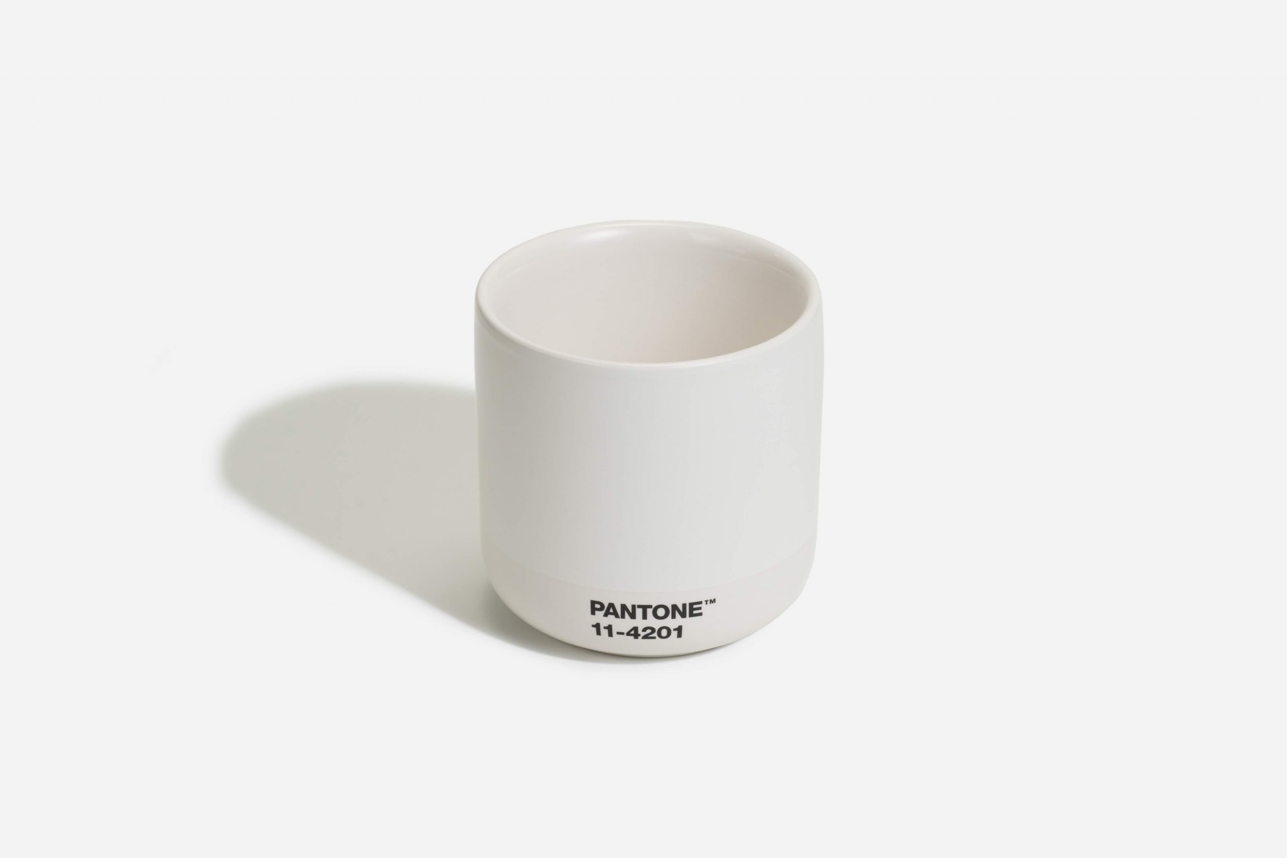 Es la hora del Cloud Dancer, un blanco suave, luminoso y aireado que baja el ruido visual. 