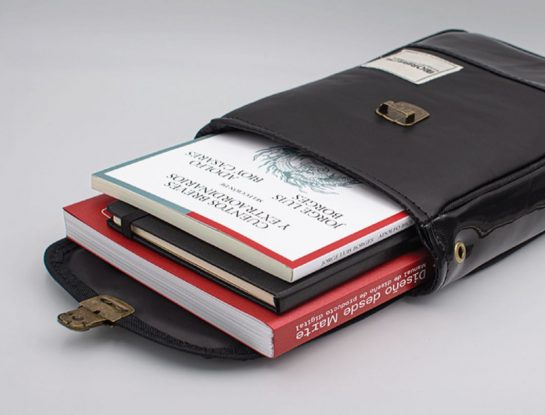 Un objeto de diseño que protege libros&nbsp;“viajeros”&nbsp;y celebra la lectura&nbsp;