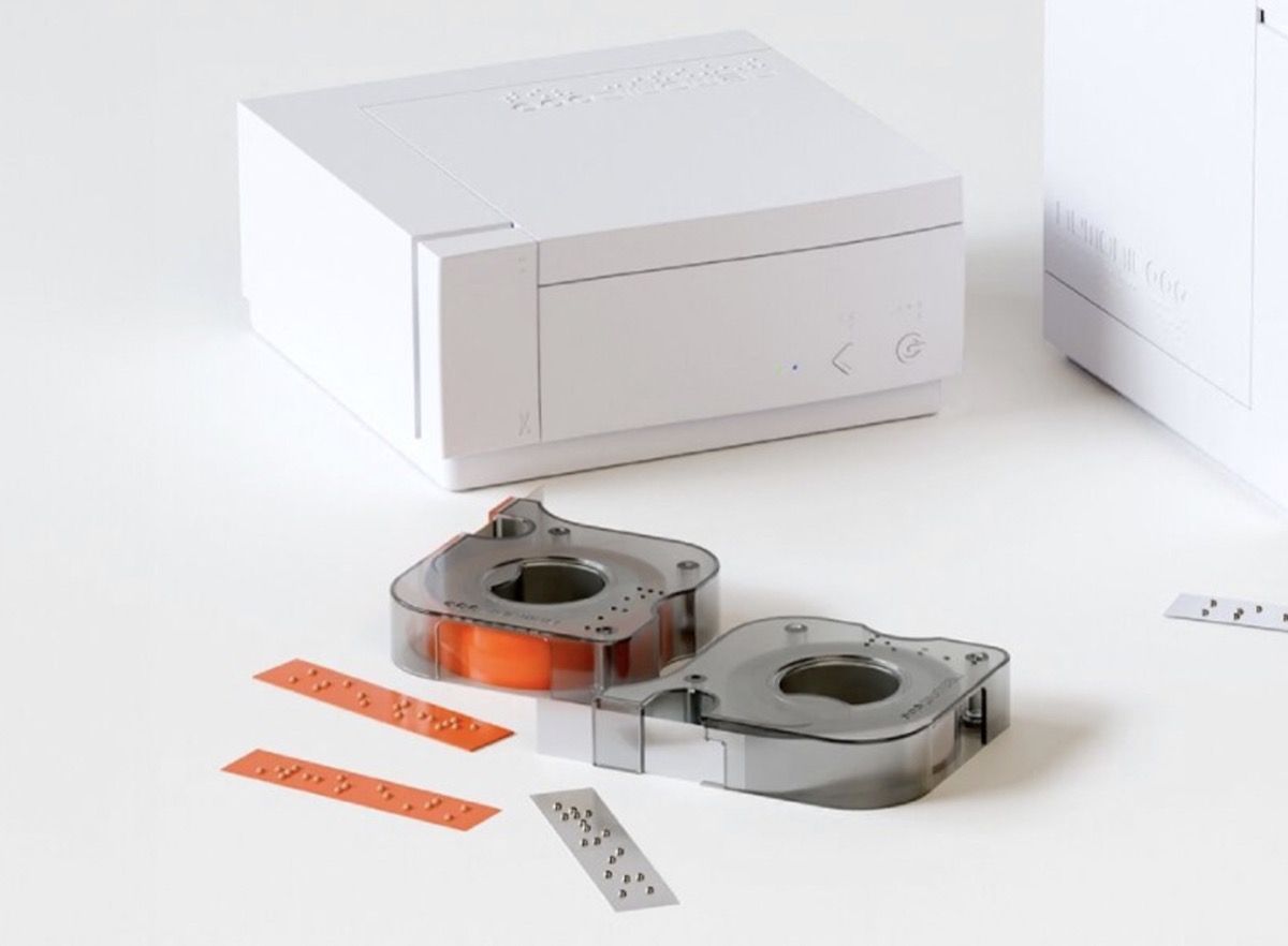 El resultado final se materializa en etiquetas con puntos en relieve producidos mediante un mecanismo de presión propio.  
