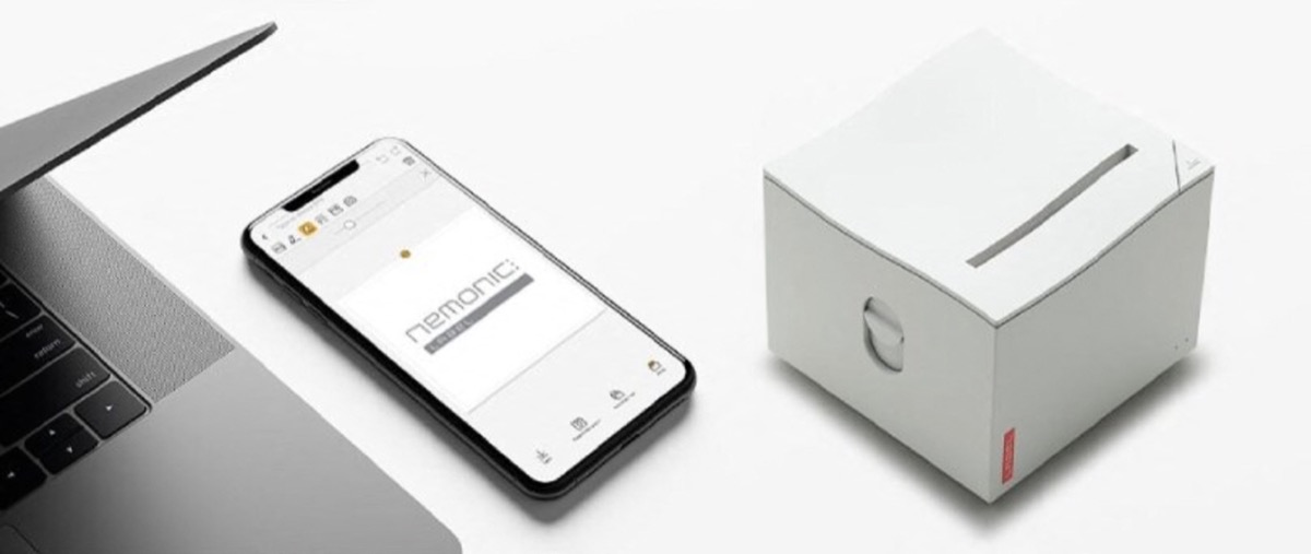 El concepto funciona a través de una dupla: una impresora compacta y una aplicación móvil que permite generar textos tanto por teclado como por voz.  