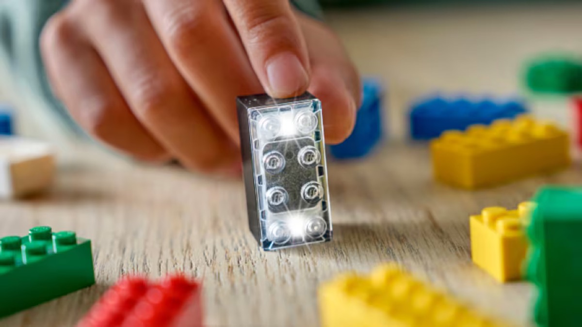 LEGO está el Smart Brick, un ladrillo inteligente que promete cambiarlo todo (sin romper nada). 