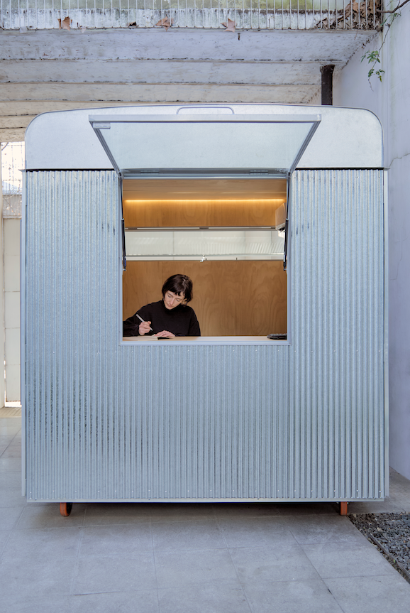 una oficina móvil de 7 metros cuadrados, compacta, desmontable y completamente funcional,