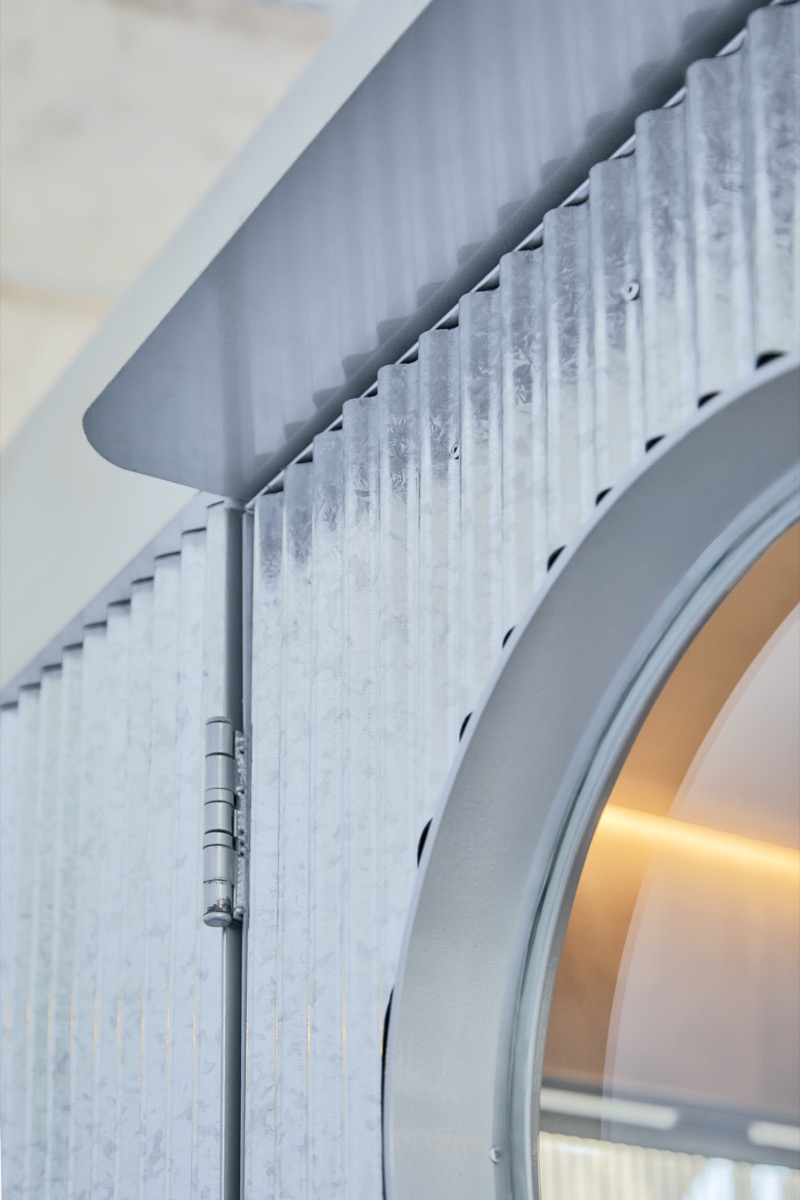 El sistema incluye cuatro paneles laterales con aberturas, 