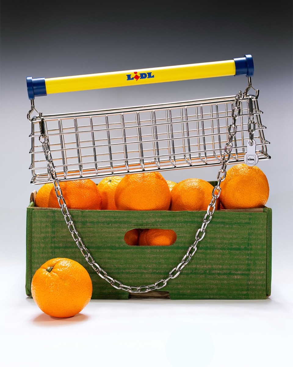 Inspirada en el clásico carrito de compras, la Trolley Bag reduce su silueta a escala bolso. 