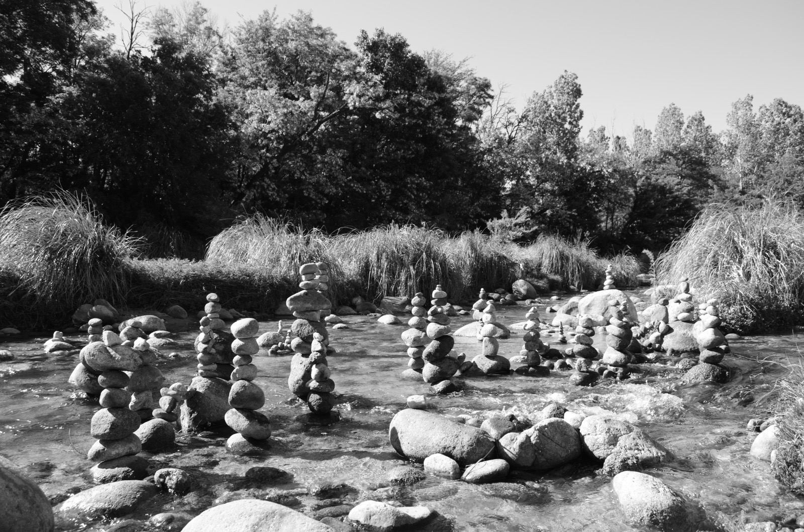 Una de las primeras instalaciones naturales de piedras en equilibrio que creó Javier Bertinatto.