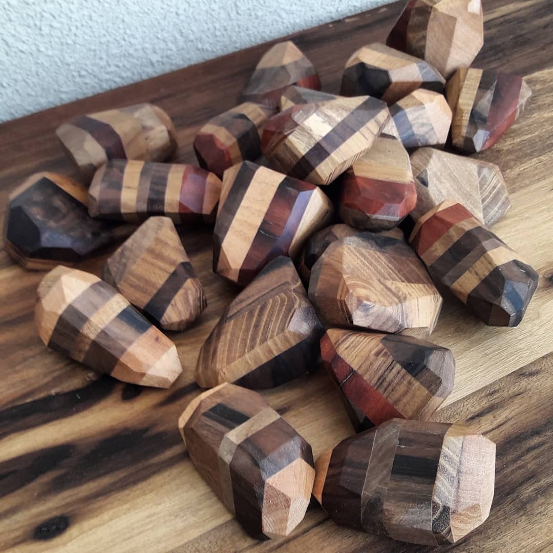 Apachetas crea pequeñas esculturas de madera, “naturales, durables portátiles, lúdicas e interactivas”.