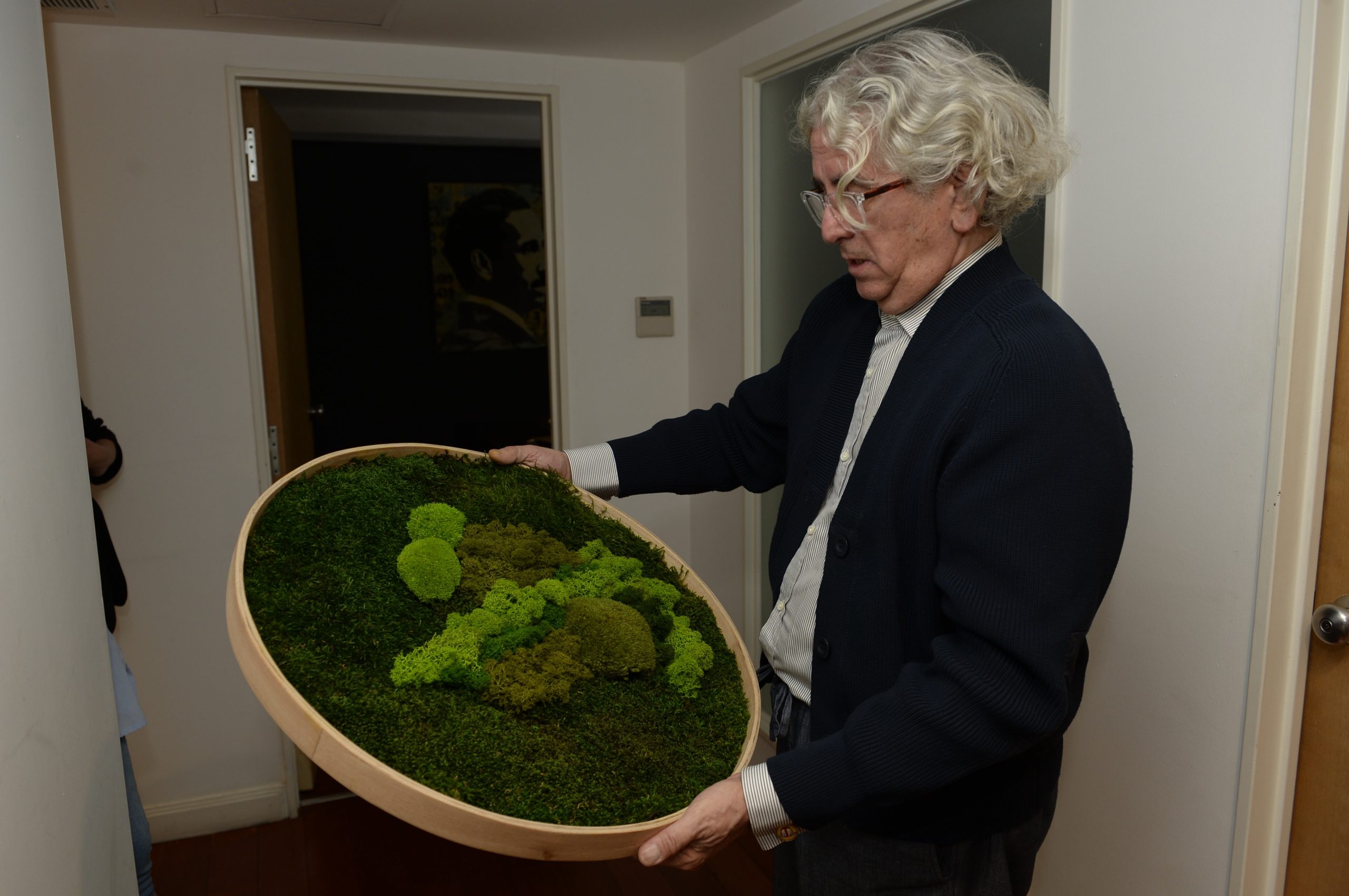 
Julio Oropel con uno de las piezas que llegarán a la Feria Puro Diseño 2026 en La Rural. 