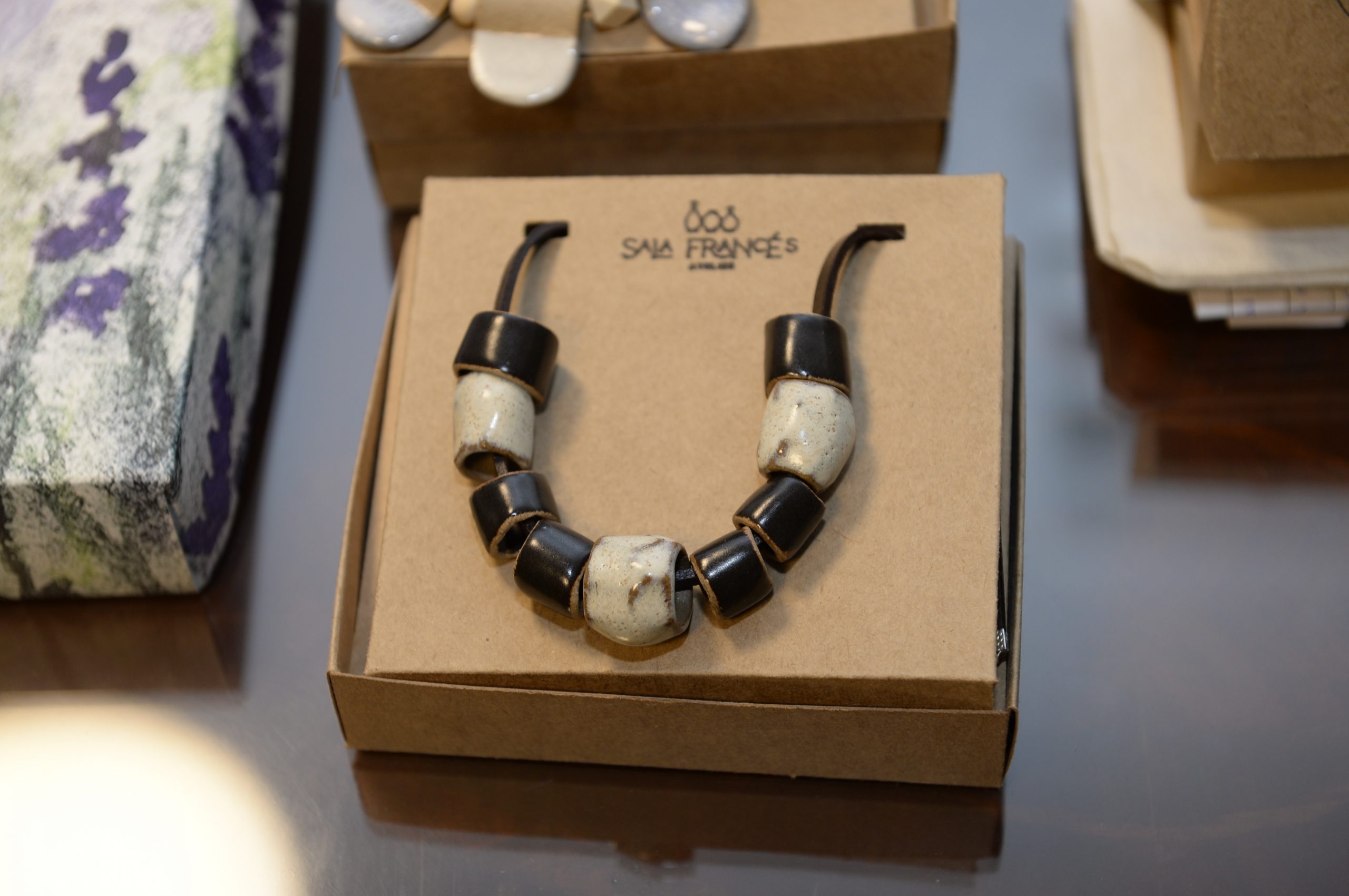 En cada objeto hay un rastro de quien lo pensó, de quien lo hizo, de quien sostuvo un criterio a lo largo de todo el proceso”.  