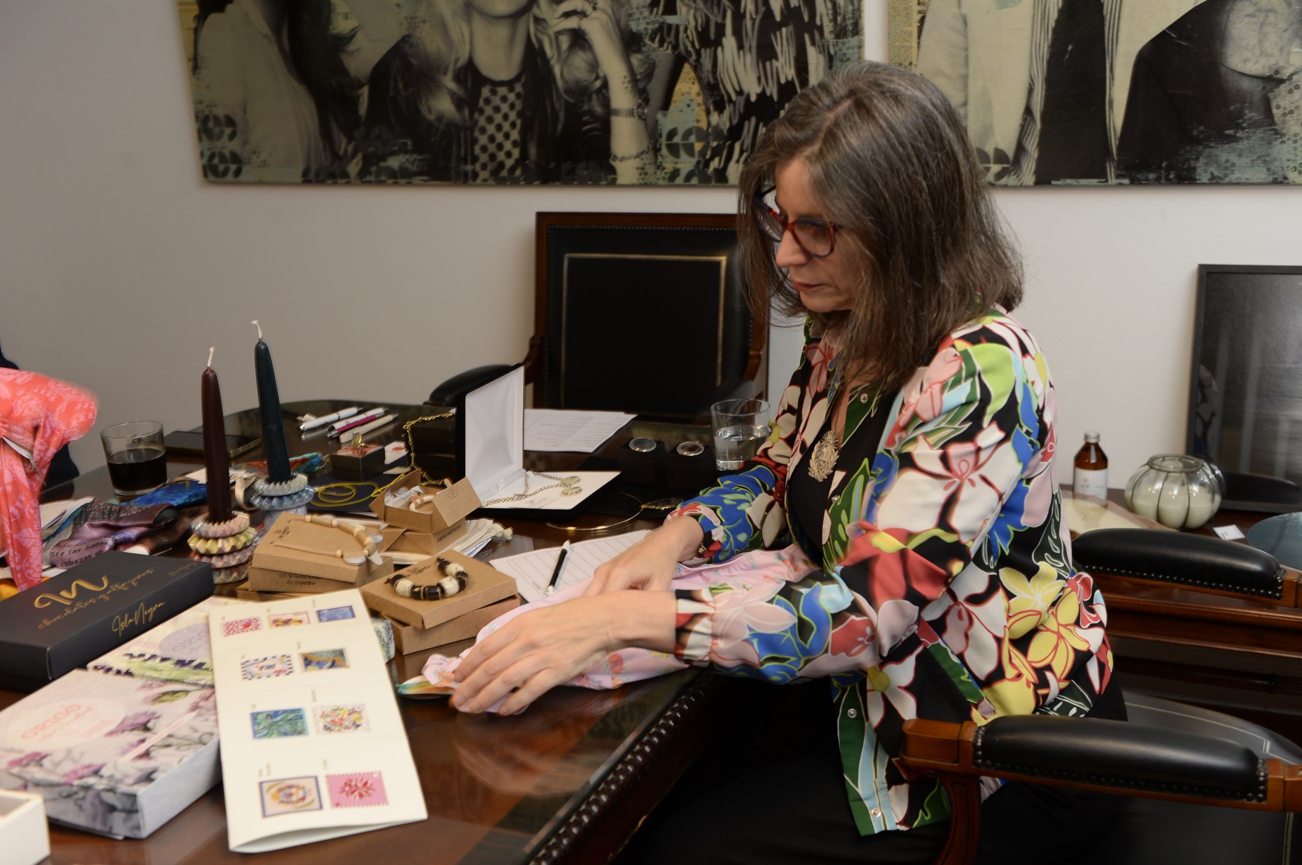 Laura Varsky durante la primera jornada de selección de productos de la Feria Puro Diseño 2026. 