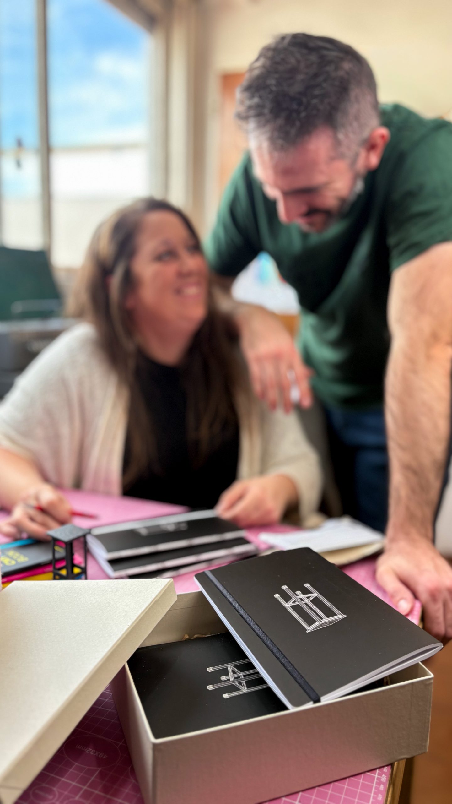 Diseñadores en acción en el taller Efecto Berenjena.