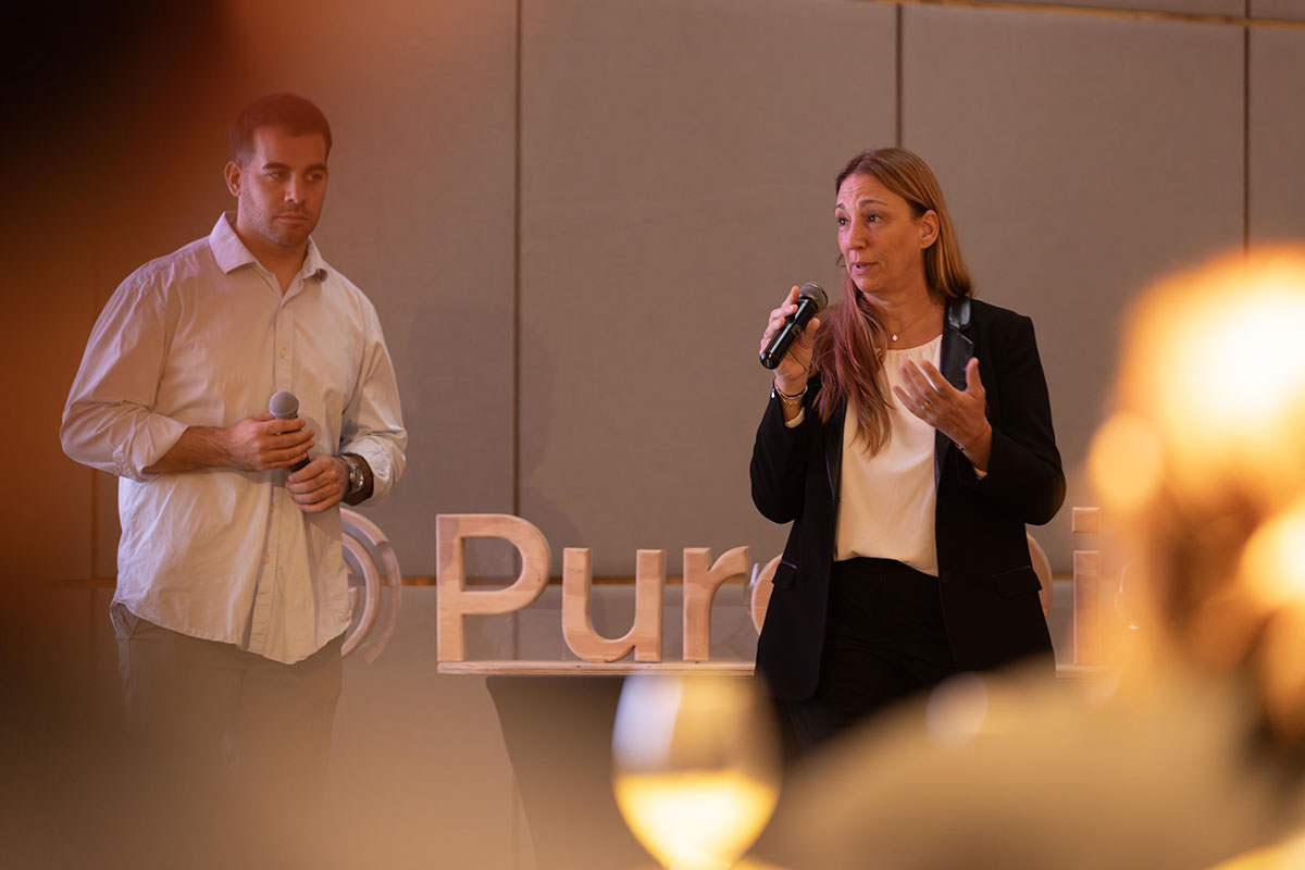 Augusto Spagnolo, Jefe de Ventas, y Virginia Almeida, Gerente Comercial, presentaron las propuestas de Feria Puro Diseño a las marcas. 