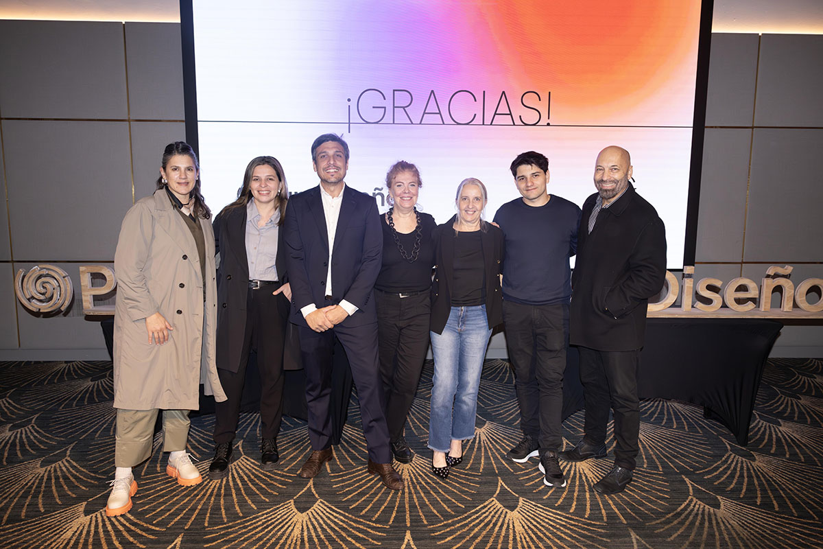 Matías Rosado con el equipo de producción de Feria Puro Diseño: Florencia, Eli Correa, Marcela Rossi, Ana Viegas, Facundo Ríos y Jorge Degui. 