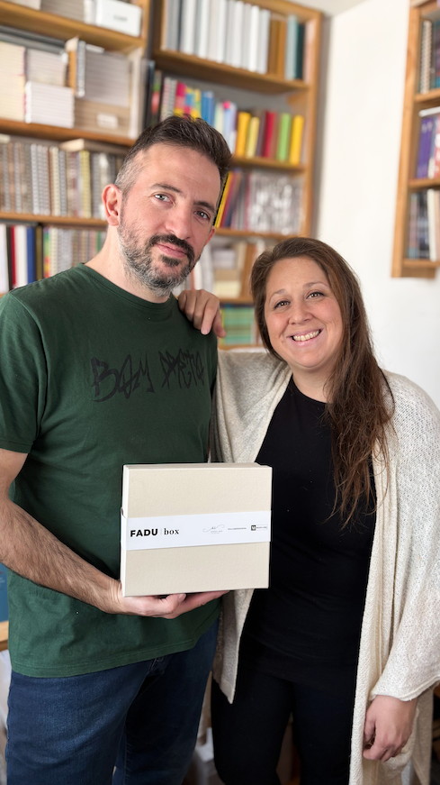 Federico y Ana Paula, diseñadores gráficos UBA/FADU, con la Fadu Box.