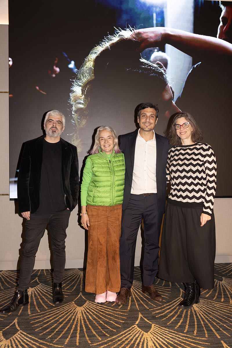 Federico Platener, curador del Paseo del Arte, y Matías Rosado con Luz Arias y Laura Varsky, del Comité Curador de la feria. 