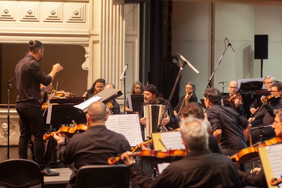 la Orquesta Filarmónica de Mendoza junto al Chango Spasiuk en el Teatro Independencia.