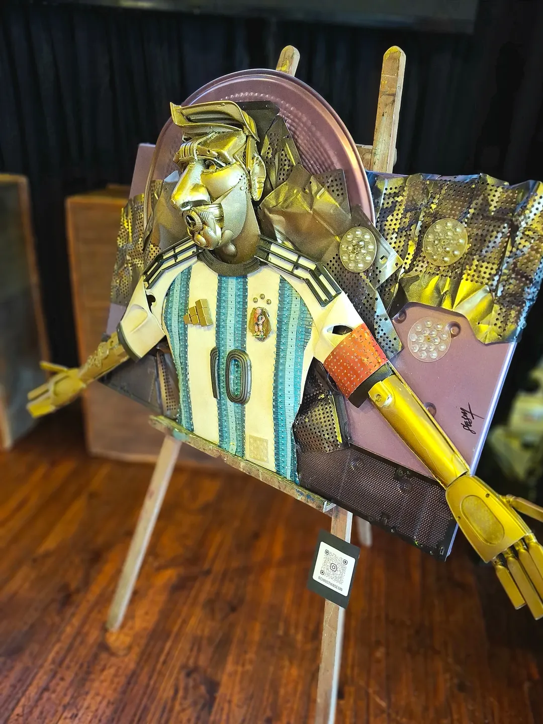 "Oíd Mortales", la escultura de Christian Sesis hecha con objetos recuperados tributo a Messi. 