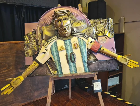 Así se hizo la escultura tributo al grito de gol de Messi con objetos descartados que se estrenó en Rosario