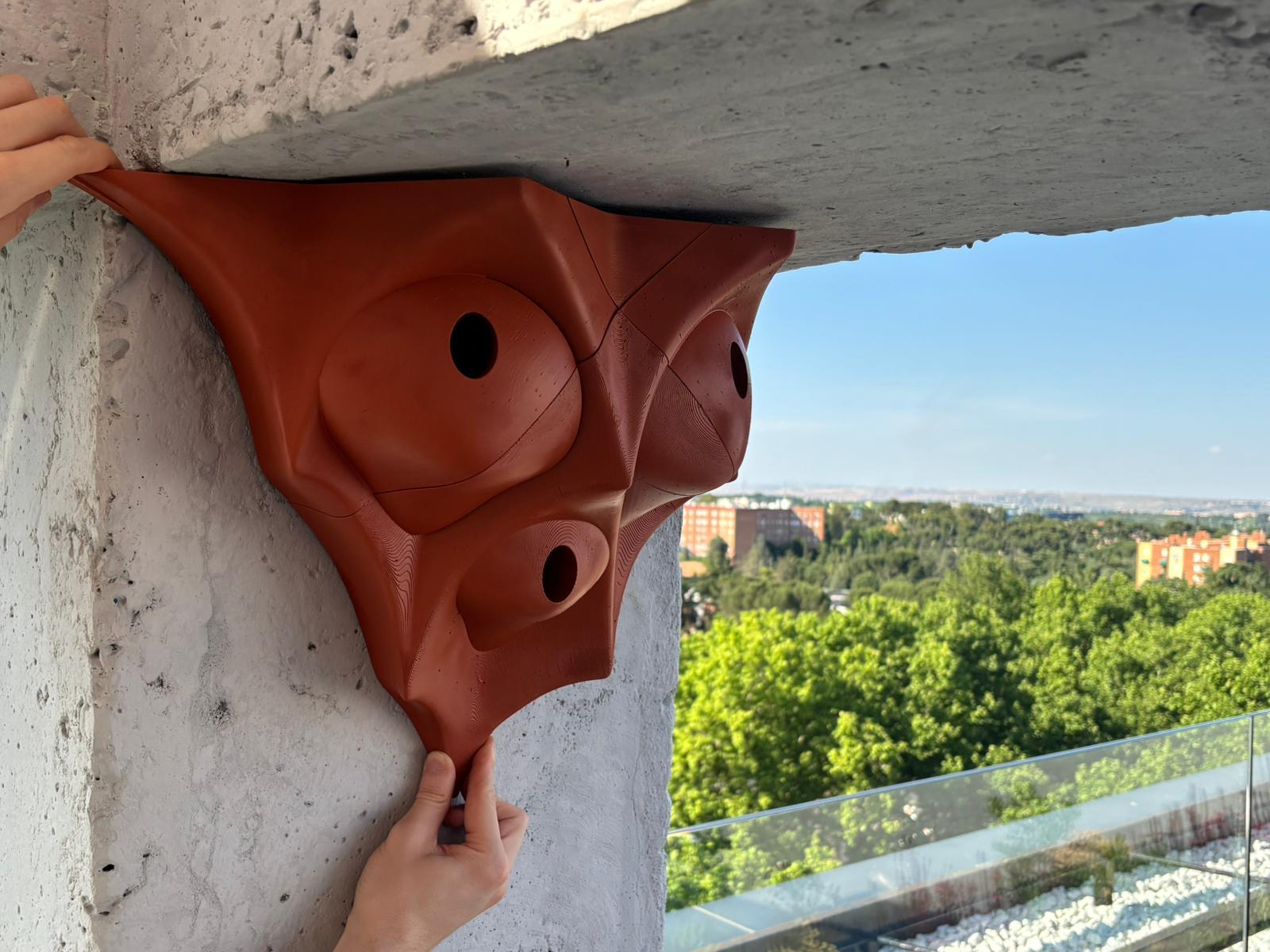 Para el diseño del refugio, el equipo tomó como referencia los mocárabes —también conocidos como mucarnas—, un elemento característico de la arquitectura mudéjar islámica.
