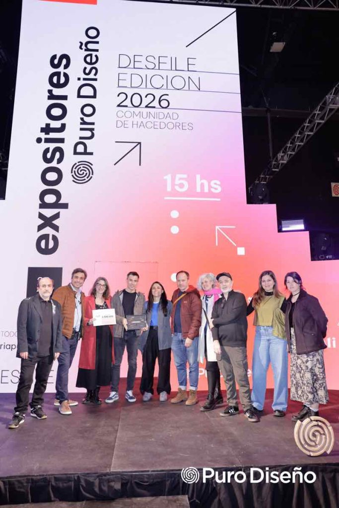 El jurado y Matías Rosado, director y productor de Feria Puro Diseño, junto a Nat Joan, ganador del concurso de afiches. 