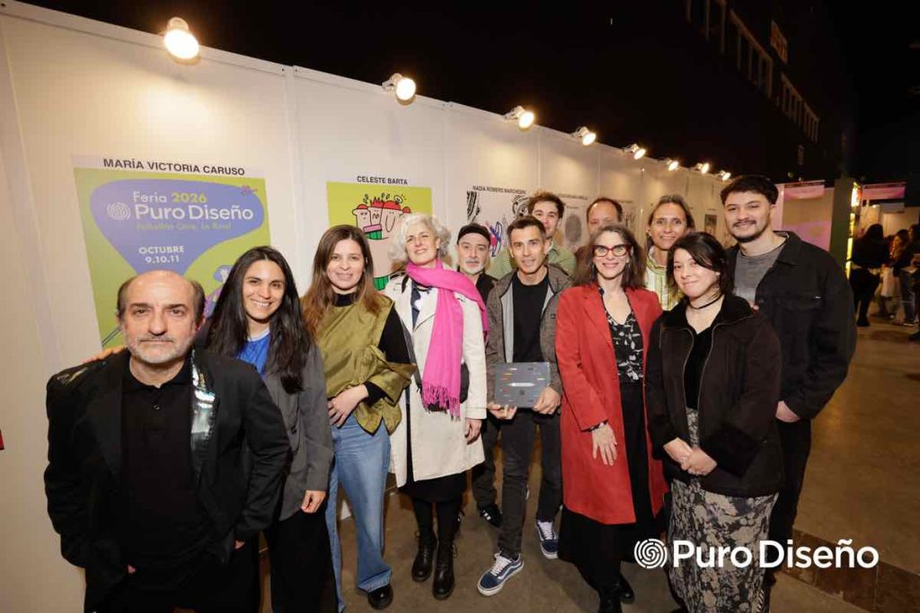 El jurado junto con seleccionados del concurso en la exhibición "Creá el póster" en La Feria. 
