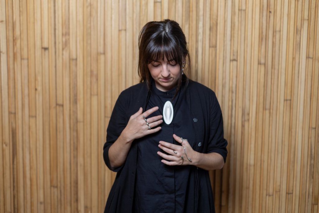 Bárbara D’Ambra explora el diálogo entre el cuerpo, las proporciones y la materialidad.
