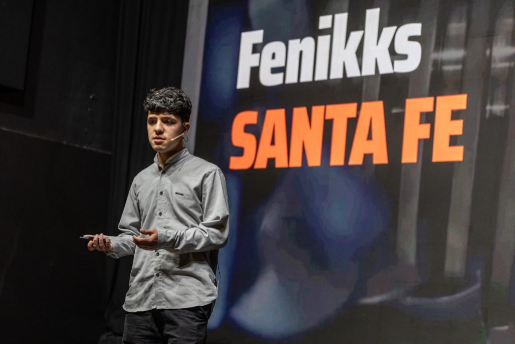 Ramiro Machuca "pisó fuerte" en la presentación del proyecto Fenikks de transformación de residuos plásticos en canilleras.