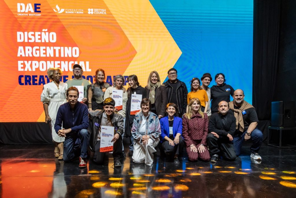 Finalistas, seleccionados y jurado en la foto final del evento de cierre de DAE/Creative Bootcamp 2026 en Artlab.