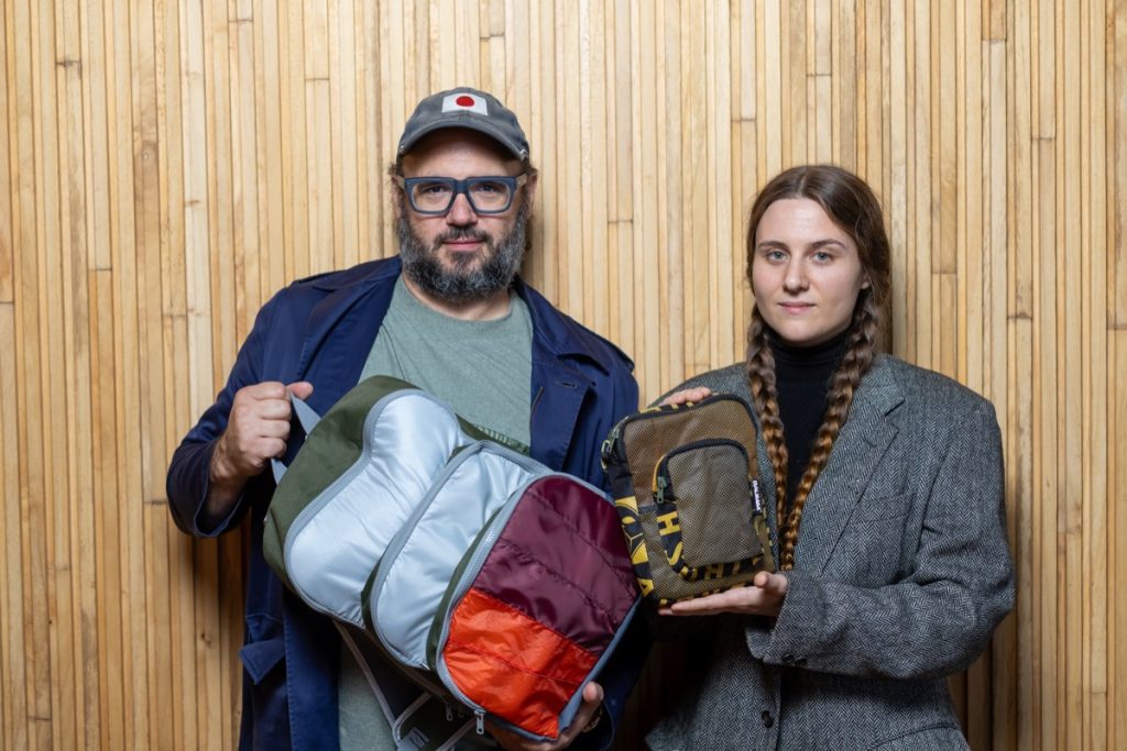 BAUMM confecciona prendas y complementos a partir del reciclado de parapentes y paracaídas.