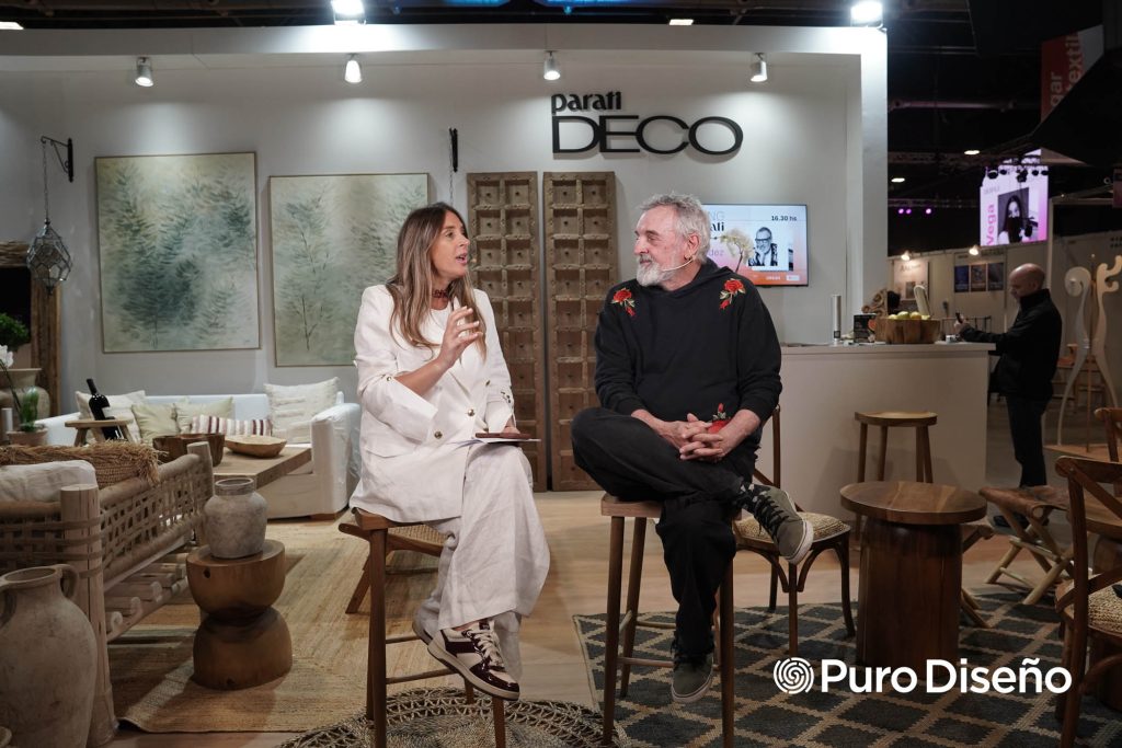 Carla Vitale y Benito conversan en el living de para ti DECO, un punto de encuentro clave de Feria Puro Diseño 2026.