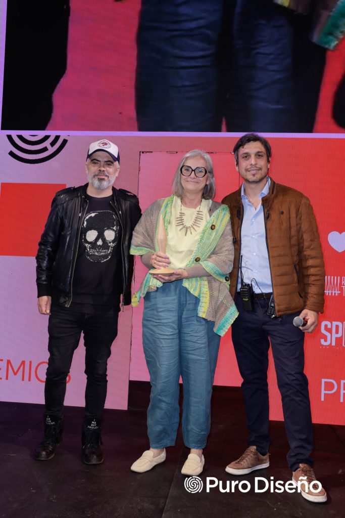 El curador de arte Federico Platener y Matías Rosado entregan el premio al Mejor Stand de Arte a Ocean Art.