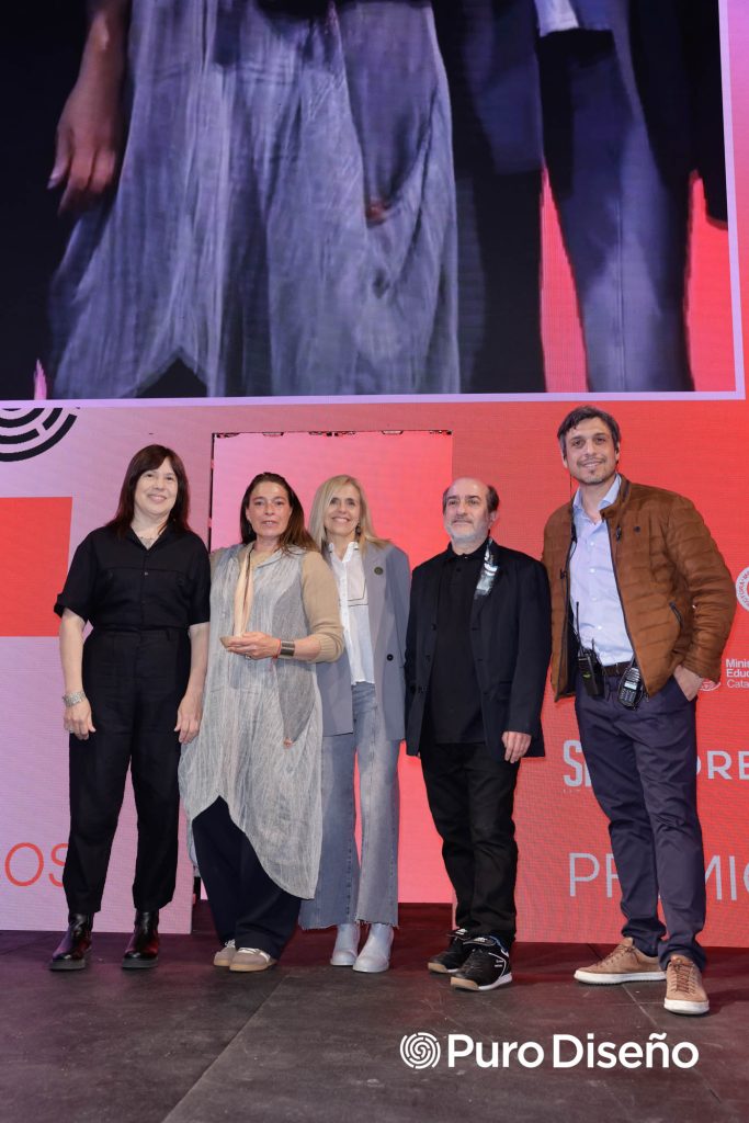 Andrea Scardaccione y Marcela Bianchi de Yucca Iluminación y el curador Juan Martín Cutro y Matías Rosado entregan el premio a Mejor Producto Sustentable a Dharmsen.