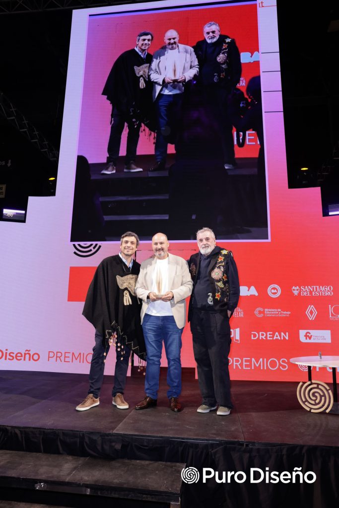 Matías Rosado y Benito Fernández entregaron el premio a la Trayectoria Federal a Santiago del Estero a Bernardo Abruzzese, secretario de Representación Oficial en Buenos Aires y Relaciones Internacionales de la provincia.