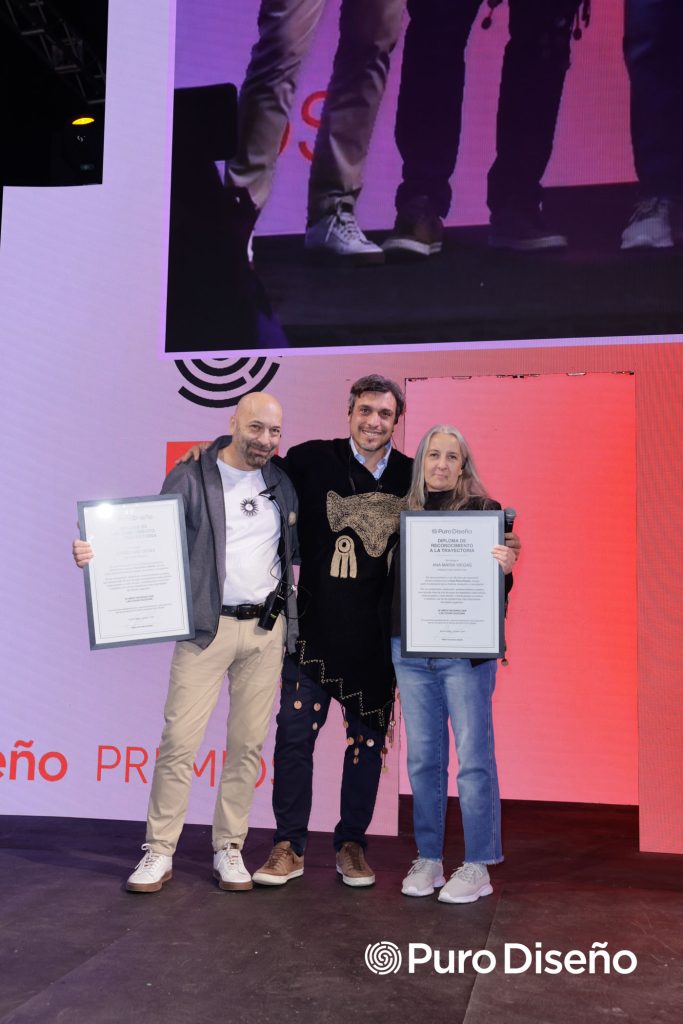 el final, el director y productor de Feria Puro Diseño sorprendió a su propio equipo de producción al anunciar y entregar un Diploma de Reconocimiento a la Trayectoria a Ana María Viegas y al arquitecto Jorge Degui, por su trabajo clave y compromiso inigualable en el equipo de producción de La Feria.